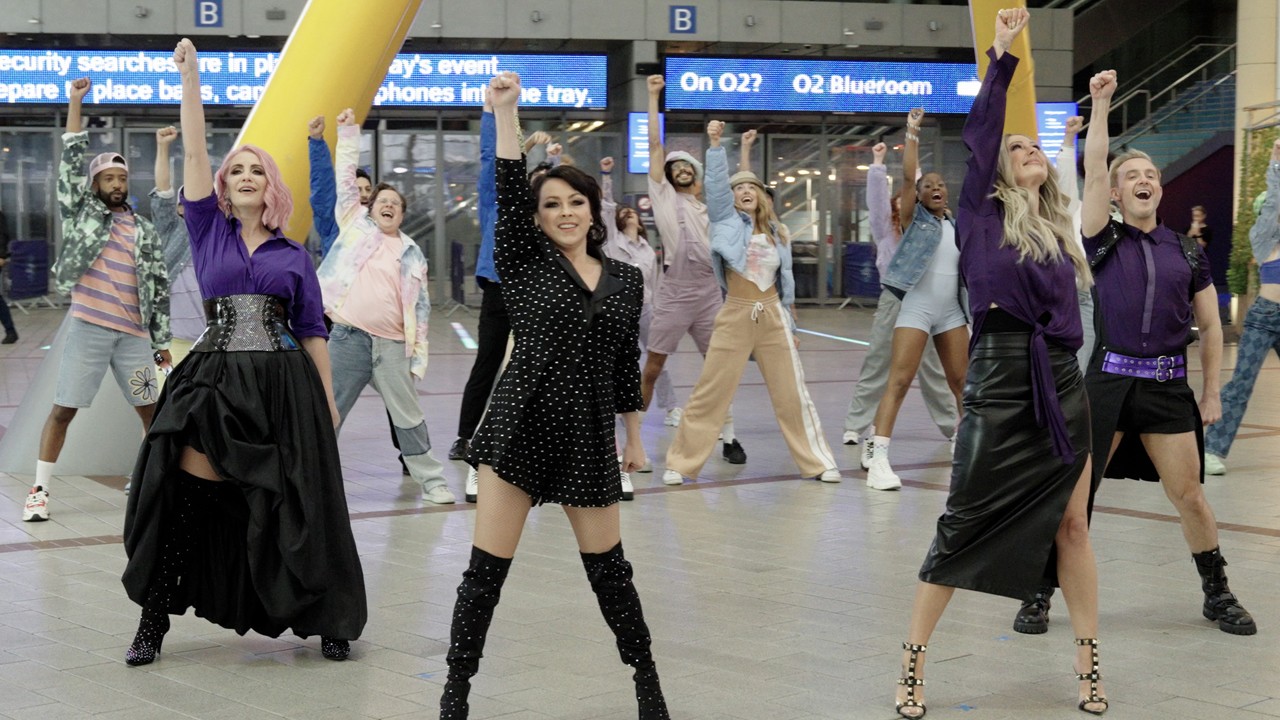 Steps flashmob descends on O2 to launch Samsung Galaxy Z Flip3 - Vimarsana News